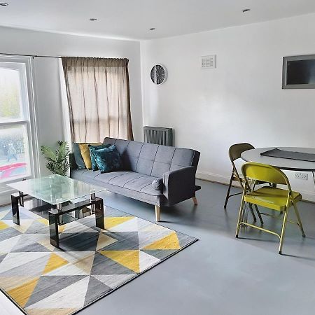 Lovely 2-Bedroom Serviced Apartment Greater London Londres Exterior foto